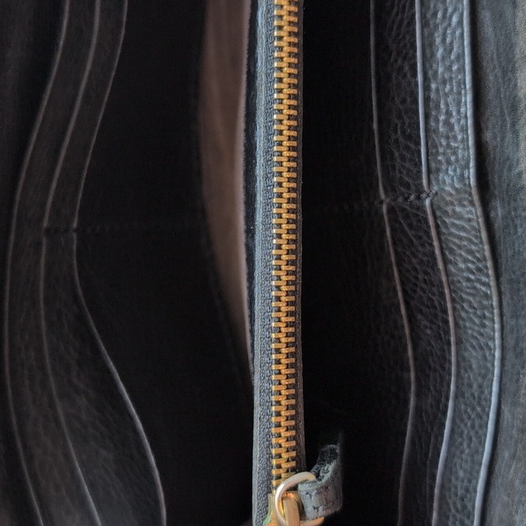 Chloe Elise Long Twist Lock Black and Gold Leather Wallet - Picture 8 of 12